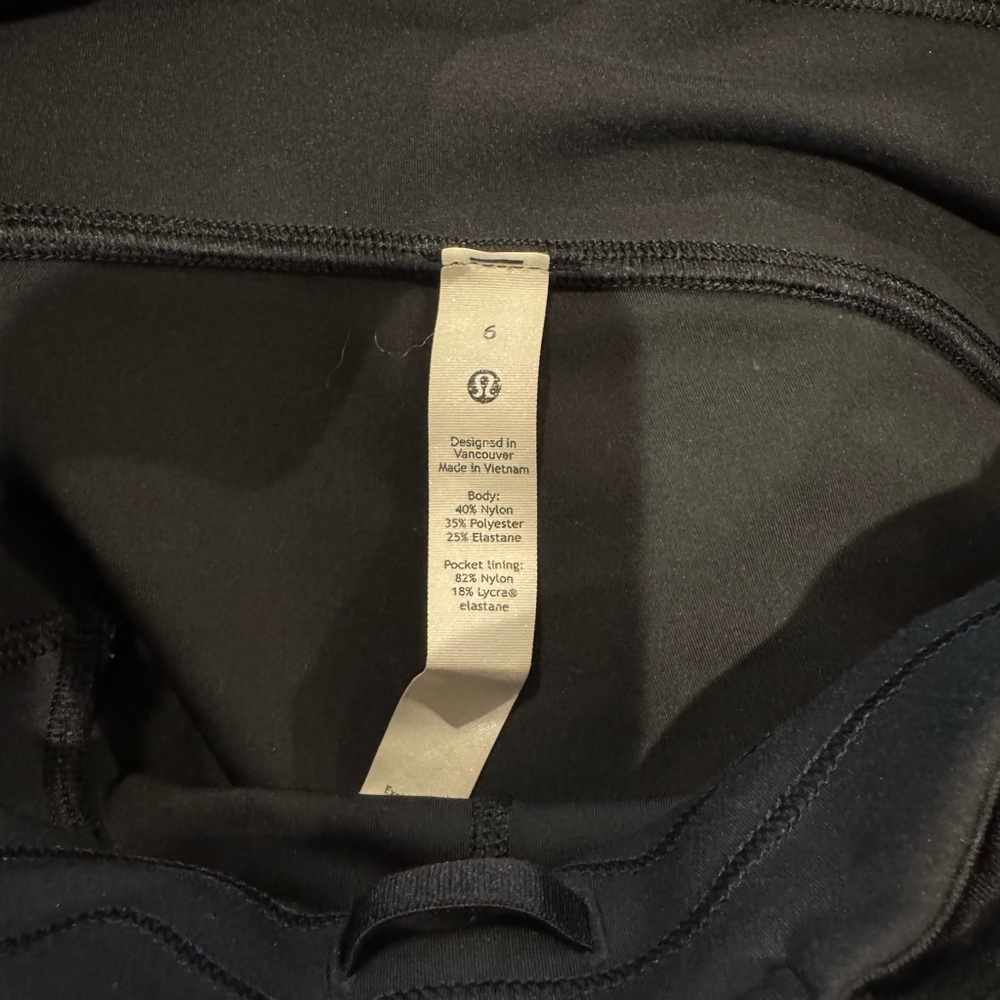 Lululemon 
Long leggings 
Black 
Used twice 
3 zipper pockets
Thick